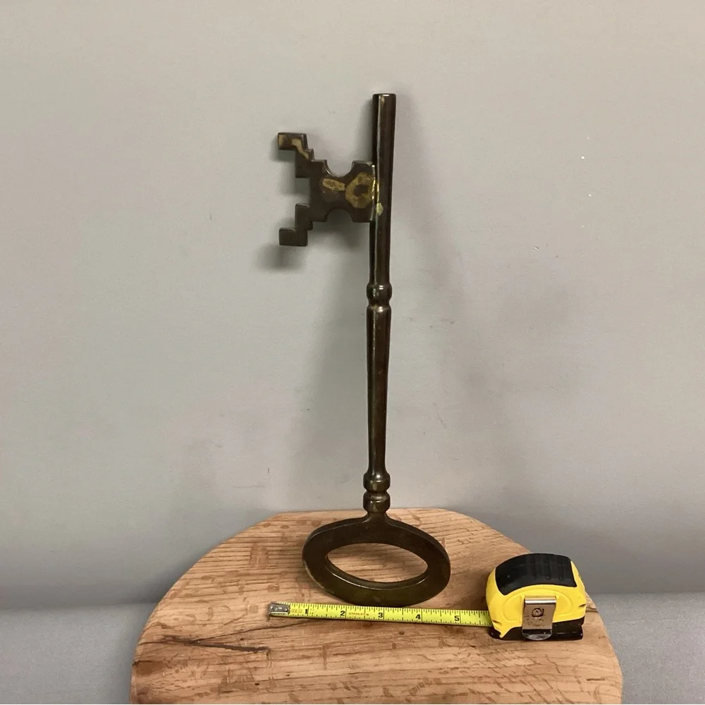 Vintage & Solid Brass & Huge - Skeleton Type Key Wall Hanger - Paperweight - Picture 8 of 10